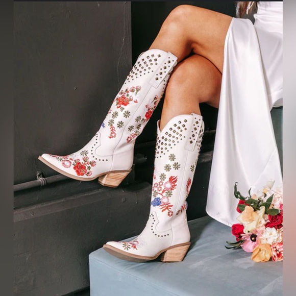 Dingo Size 11 M White Poppy Floral Embroidery Studded Women’s Cowboy Boots - Picture 2 of 16